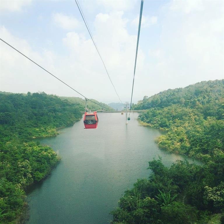 Cáp treo núi Cấm bay trên mặt hồ Thanh Long xanh mát