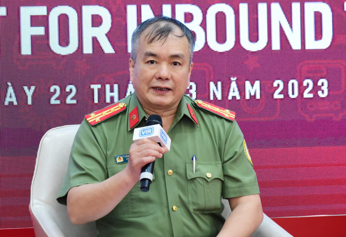 Đại tá Đặng Tuấn Việt, Phó cục trưởng, Cục Quản lý Xuất nhập cảnh, Bộ Công an trao đổi tại Tọa đàm. Ảnh: Dũng Minh