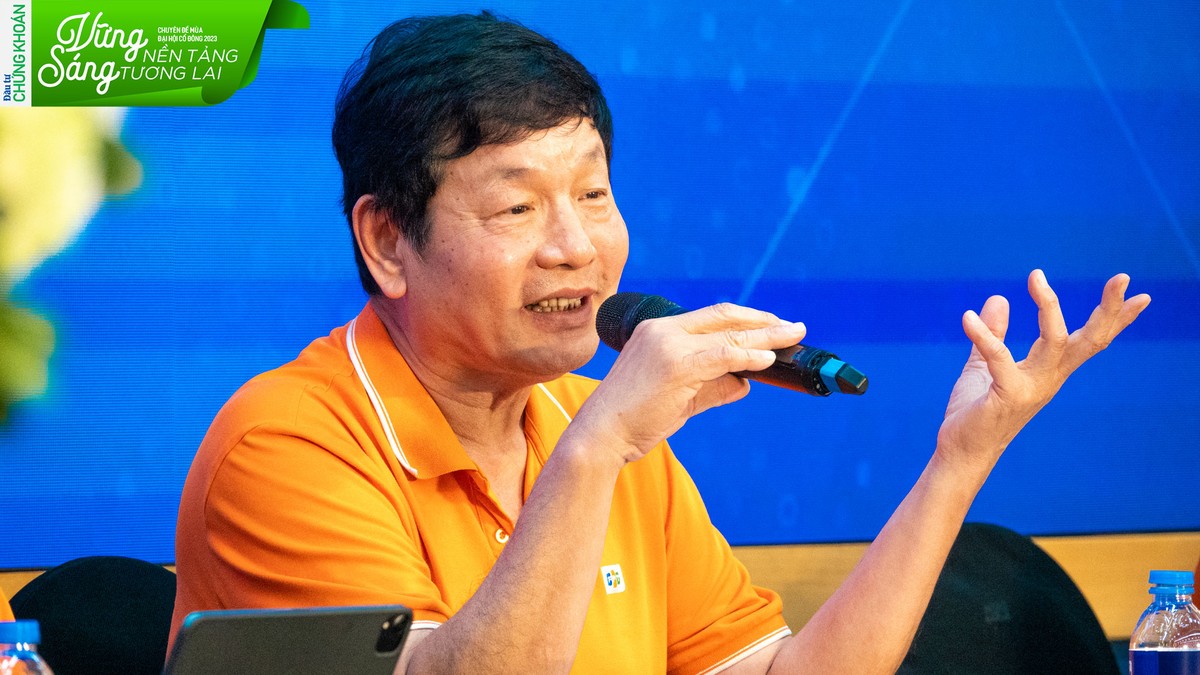 Chủ tịch HĐQT FPT Trương Gia Bình trả lời câu hỏi của cổ đông.