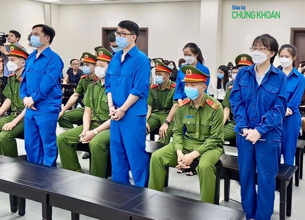 Hàng đầu từ trái sang: Các bị cáo Đỗ Thành Nhân, Đỗ Đức Nam, Lê Thị Thu Hương (Ảnh: H.Y)