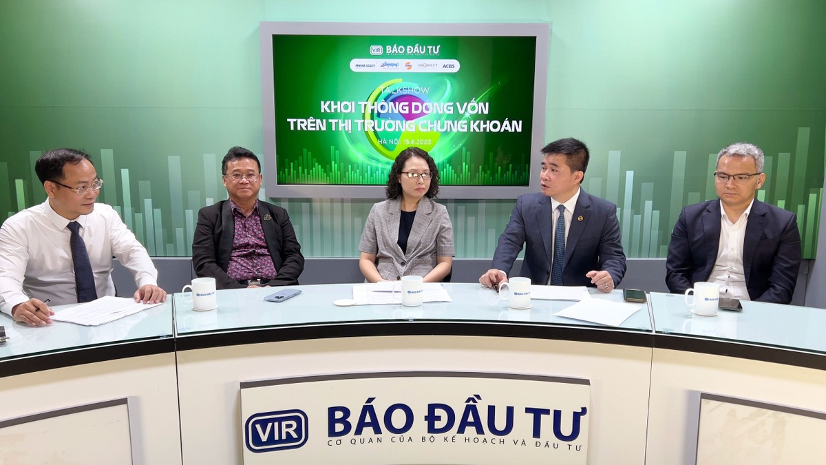 Bà Tạ Thanh Bình, Vụ trưởng Vụ phát triển thị trường, Ủy ban Chứng khoán Nhà nước (thứ ba từ trái qua) tại Talkshow.