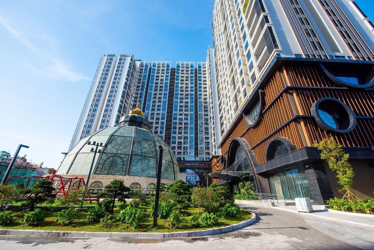 Lâu đài Thủy kính với những hàng cây xanh mát là nơi dạo bộ ưa thích của cư dân. Ảnh WTO.