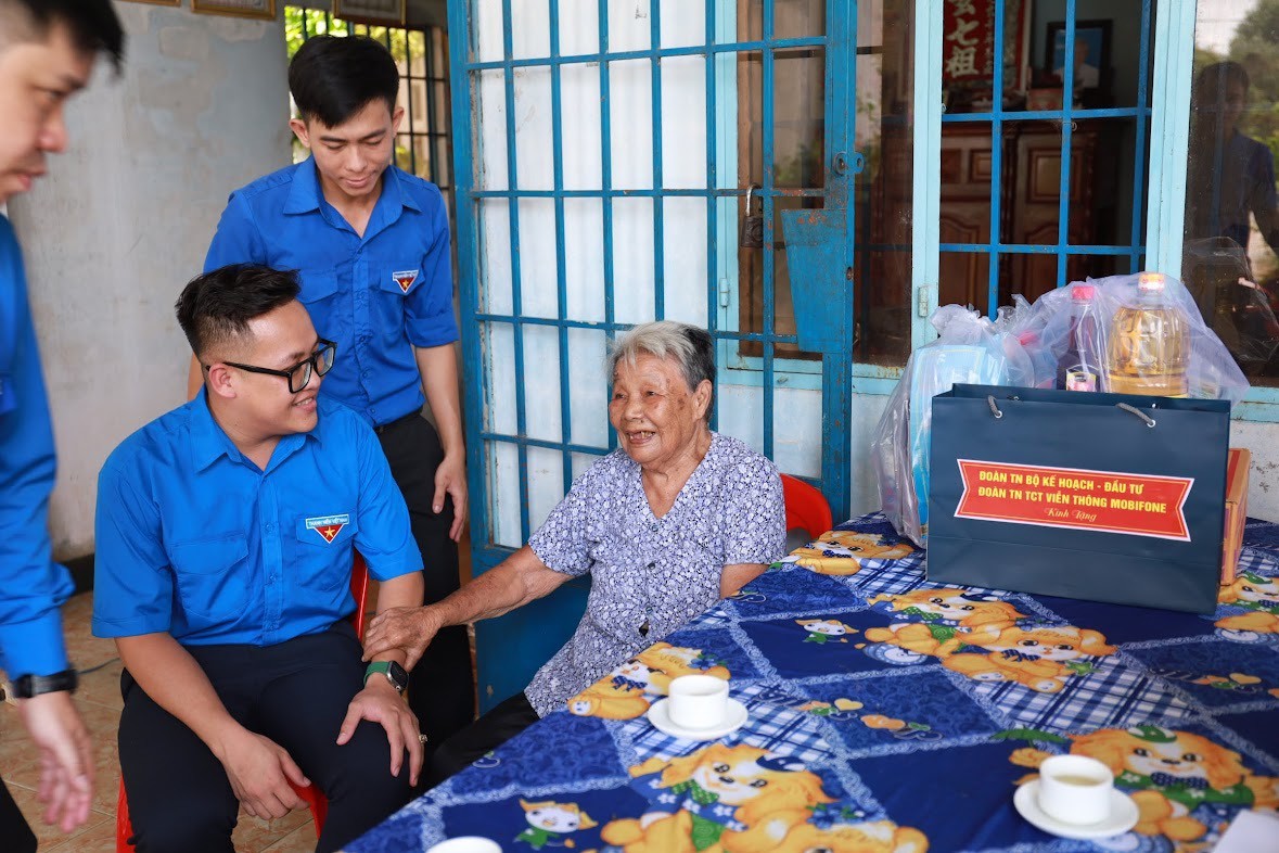 Đại diện Đoàn Thanh niên 2 đơn vị thăm Mẹ Việt Nam anh hùng Phan Thị Hợi tại huyện Tân Biên, tỉnh Tây Ninh