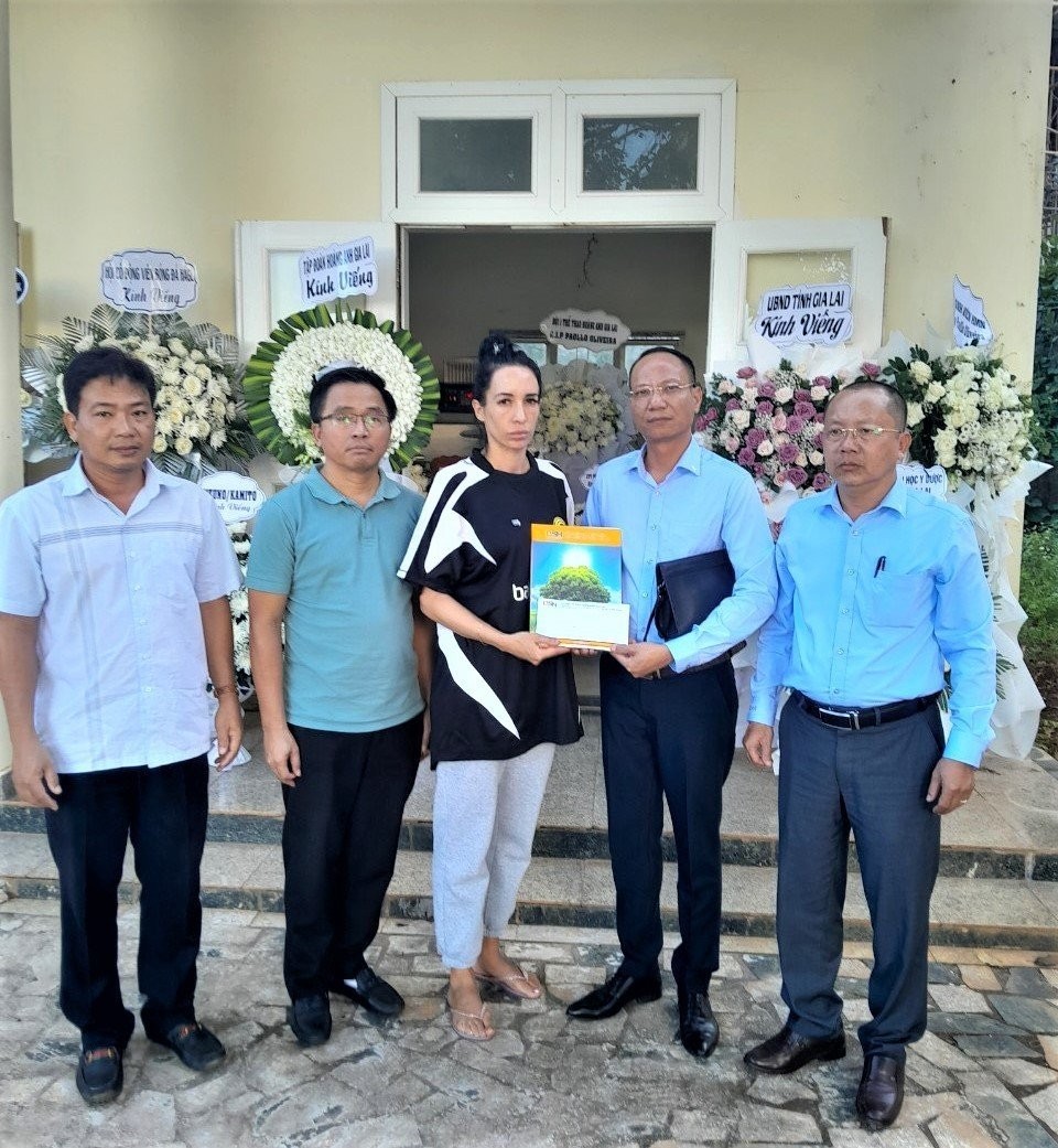 Bảo hiểm BSH thăm hỏi động viên gia đình nạn nhân CLB Hoàng Anh Gia Lai