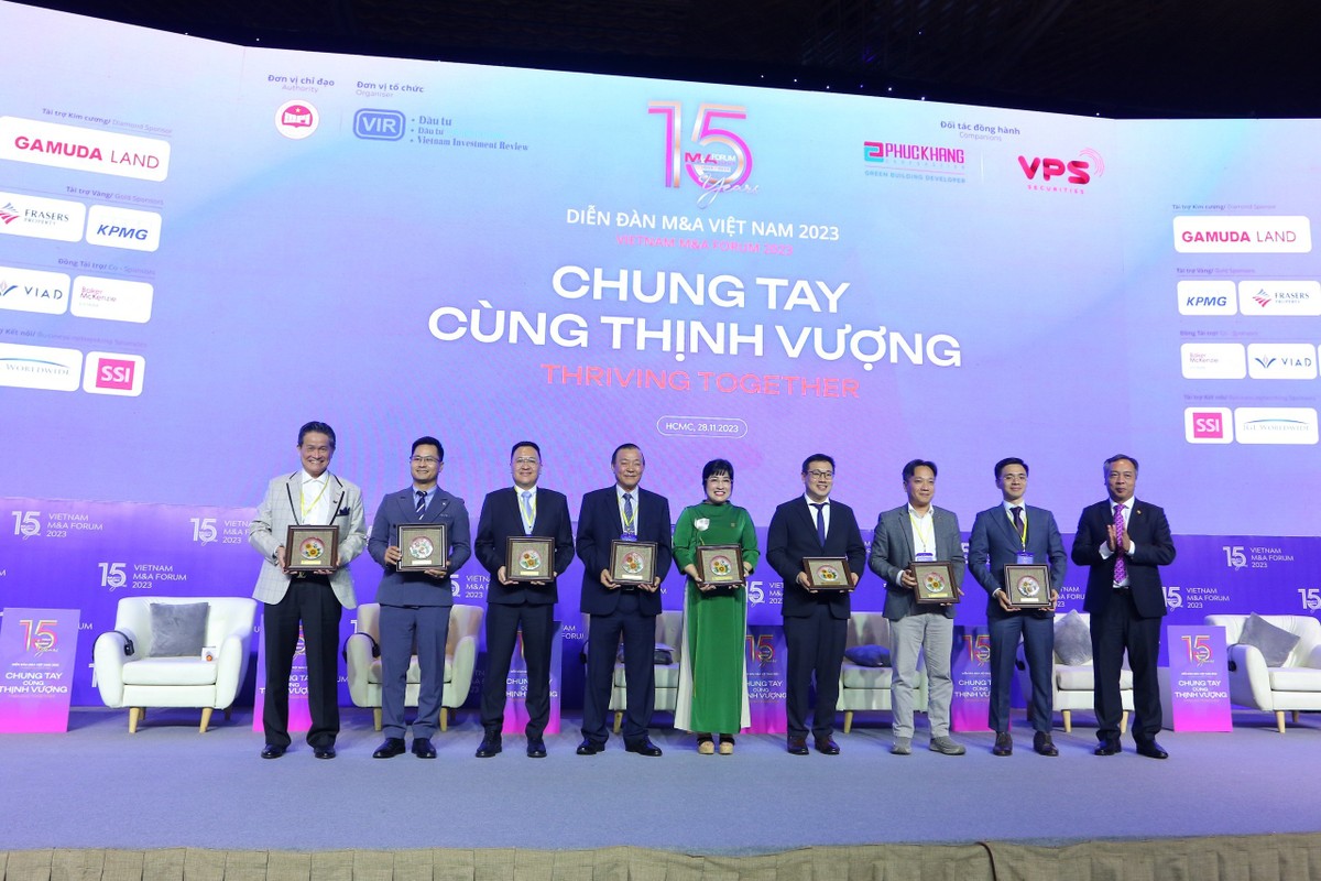 Ông Lê Trọng Minh (ngoài cùng bên phải), Tổng Biên tập Báo Đầu tư, Trưởng Ban tổ chức Diễn đàn M&amp;A Việt Nam 2023 tặng kỷ niệm chương cám ơn các diễn giả tham gia phiên thảo luận 2.