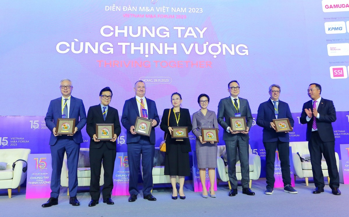 Ông Lê Trọng Minh (ngoài cùng bên phải), Tổng Biên tập Báo Đầu tư, Trưởng Ban tổ chức Diễn đàn M&amp;A Việt Nam 2023 tặng kỷ niệm chương cám ơn các diễn giả tham gia phiên thảo luận 1.