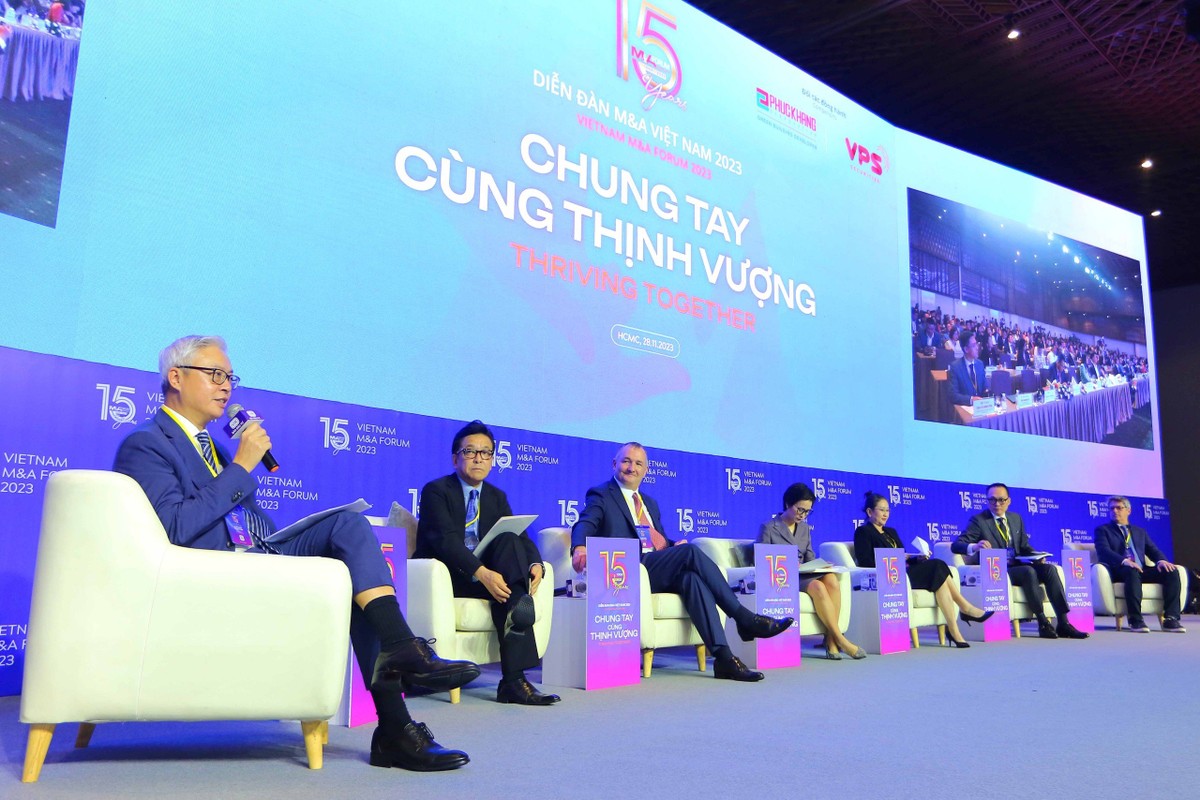 Các diễn giả tham gia phiên thảo luận thứ nhất với sự điều phối của ông Seck Yee Chung (ngoài cùng bên trái), Luật sư điều hành, Công ty Luật Baker McKenzie.