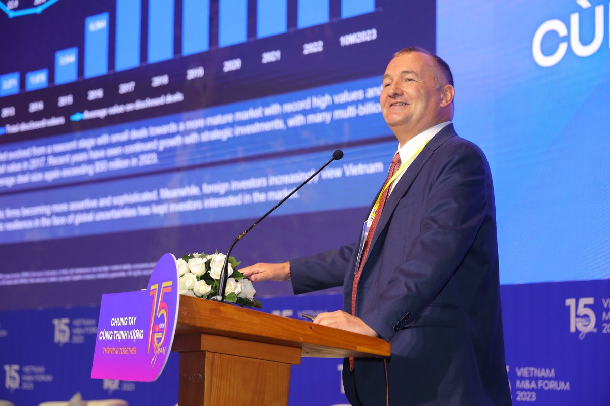 Ông Warrick Cleine, Chủ tịch kiêm Tổng giám đốc KPMG tại Việt Nam và Campuchia trình bày tại Diễn đàn.