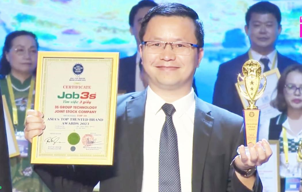 CEO Tony Vũ - Đại diện job3s.vn nhận giải thưởng TOP 10 thương hiệu uy tín hàng đầu châu Á 2023 danh giá