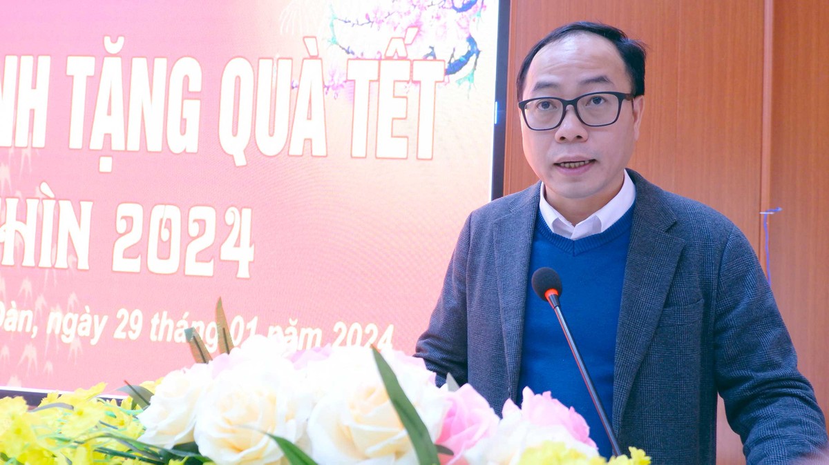 Ông Đặng Tuấn Khánh, Ủy viên Ban biên tập Báo Đầu tư phát biểu tại Lễ trao quà Ông Đặng Tuấn Khánh, Ủy viên Ban biên tập Báo Đầu tư phát biểu tại Lễ trao quà