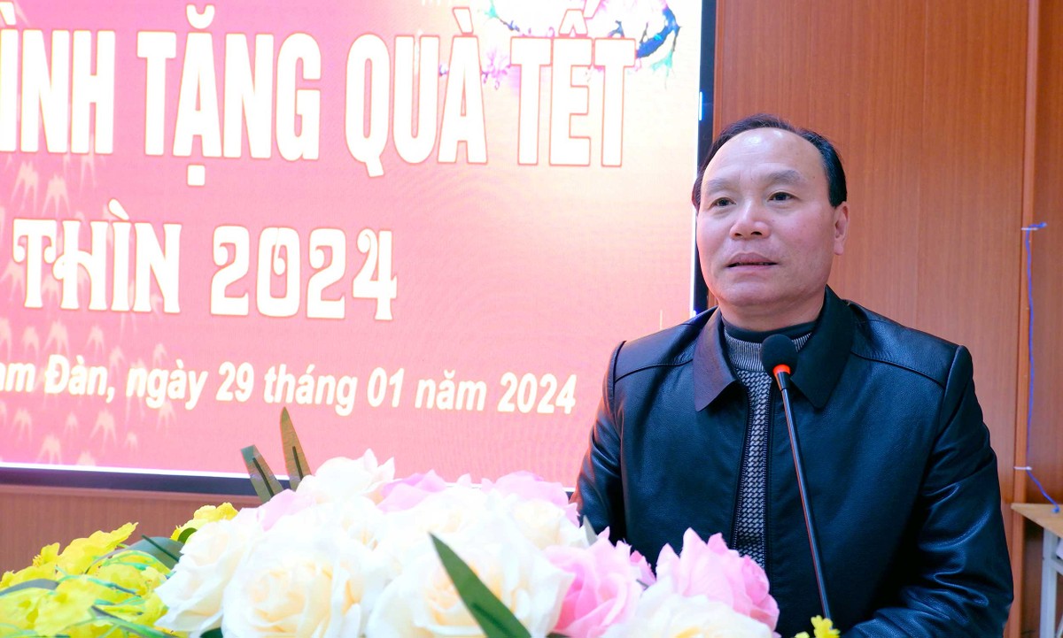 Ông Vương Hồng Thái, Ủy viên Ban thường vụ Huyện ủy, Phó chủ tịch thường trực UBND huyện Nam Đàn phát biểu tại Lễ trao quà Ông Vương Hồng Thái, Ủy viên Ban thường vụ Huyện ủy, Phó chủ tịch thường trực UBND huyện Nam Đàn phát biểu tại Lễ trao quà