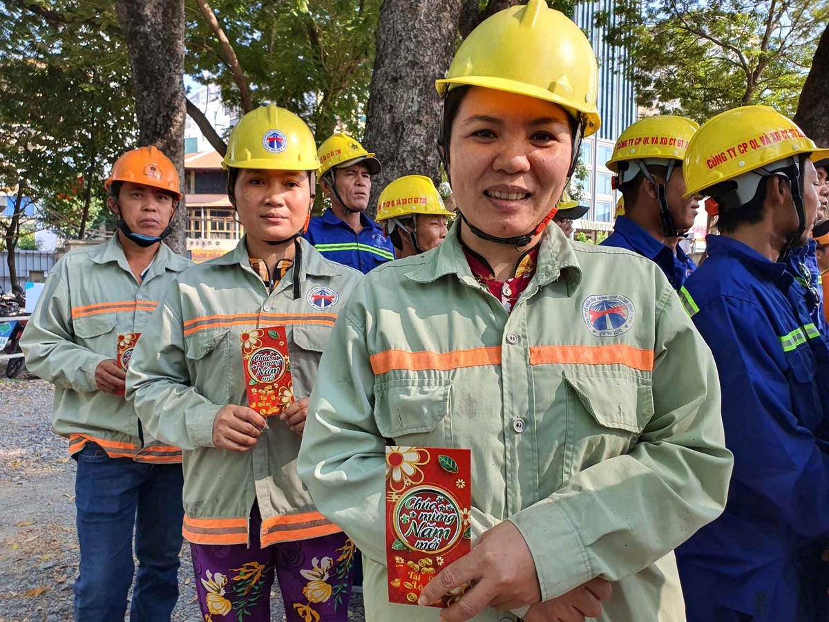 Các nữ công nhân trên công trình sẵn sáng nhận nhiệm vụ.