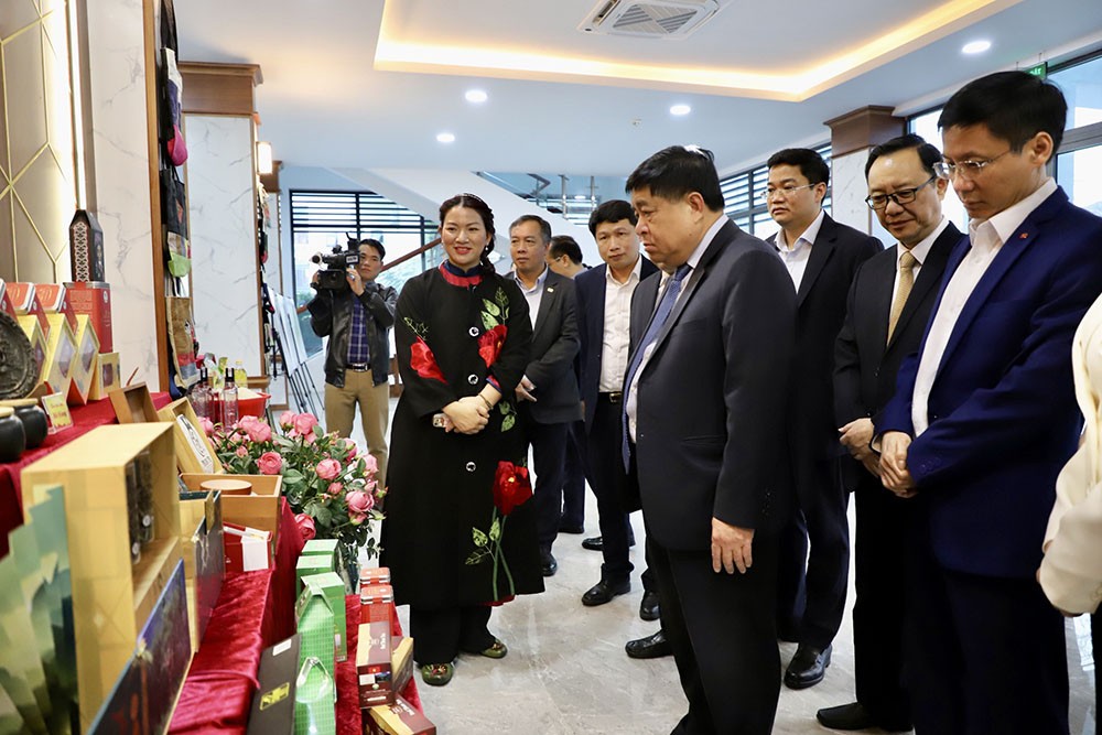 Bộ trưởng Nguyễn Chí Dũng cùng các đại biểu tham quan các gian trưng bày sản phẩm tiêu biểu của tỉnh Hà Giang. (Ảnh: MPI) Bộ trưởng Nguyễn Chí Dũng cùng các đại biểu tham quan các gian trưng bày sản phẩm tiêu biểu của tỉnh Hà Giang. (Ảnh: MPI)