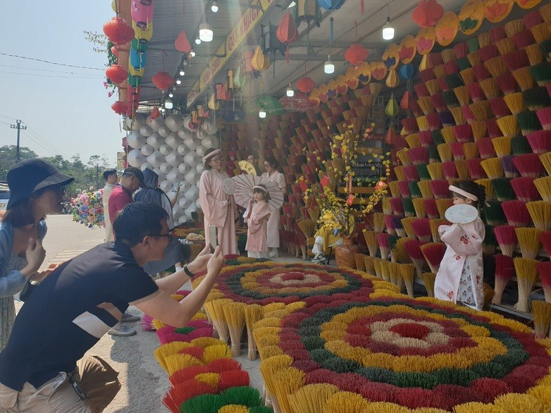 Không khí rộn ràng tại làng hương Thủy Xuân những ngày đầu xuân năm mới Giáp Thìn 2024.