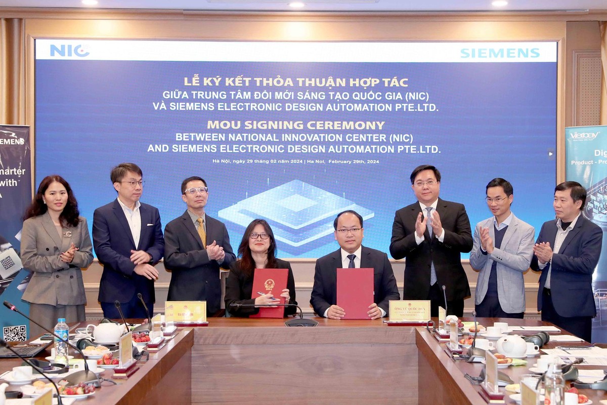 Bà Nina Lin, Phó chủ tịch phụ trách khu vực ASEAN và Đài Loan của Siemens EDA và ông Vũ Quốc Huy, Giám đốc NIC ký và trao biên bản thỏa thuận hợp tác. (Ảnh: Đức Trung)