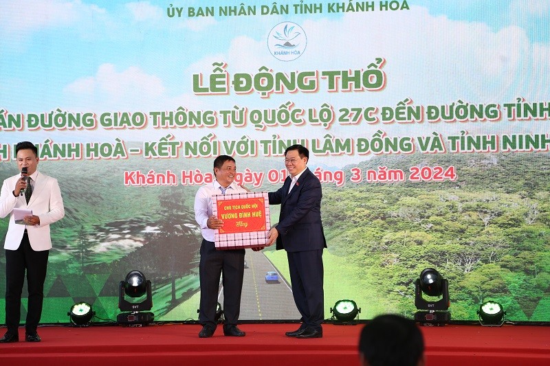 Chủ tịch Quốc hội Vương Đình Huệ tặng quà cho chủ đầu tư. Ảnh: Nhiệt Băng