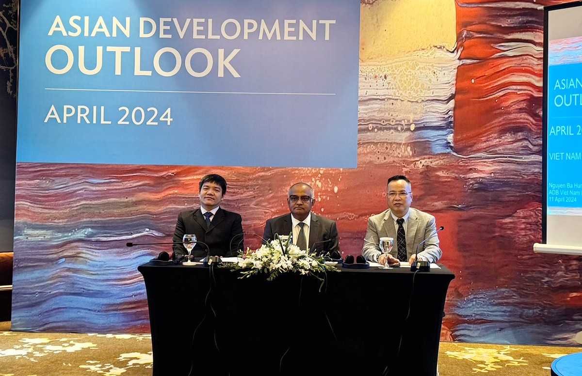 Ông Nguyễn Bá Hùng (trái) cùng các chuyên gia ADB chia sẻ tại buổi họp báo sáng 11/4