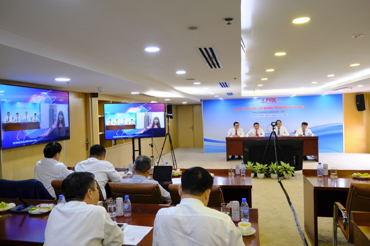 Cổ đông tham gia Đại hội theo hình thức trực tuyến đặt câu hỏi với Ban lãnh đạo