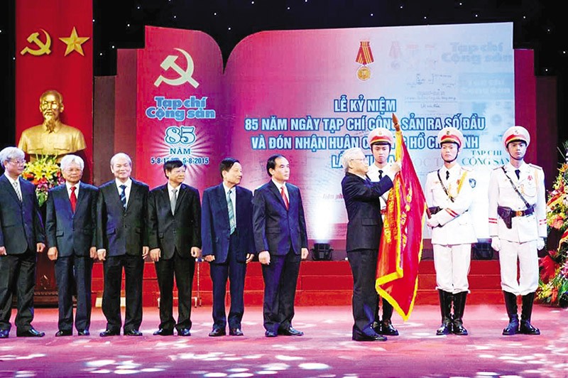 Tổng Bí thư Nguyễn Phú Trọng gắn Huân chương Hồ Chí Minh (lần thứ hai) trao tặng Tạp chí Cộng sản.