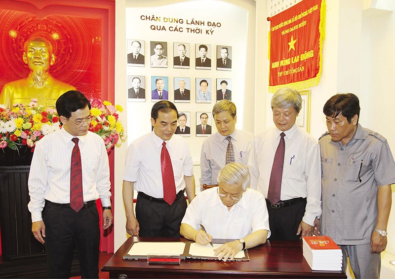 Đồng chí Nguyễn Phú Trọng, Tổng Bí thư Ban Chấp hành Trung ương Đảng Cộng sản Việt Nam, nguyên Tổng Biên tập Tạp chí Cộng sản viết lưu bút tại Phòng truyền thống Tạp chí Cộng sản, ngày 9/6/2012. Ảnh: Lưu trữ Tạp chí Cộng sản