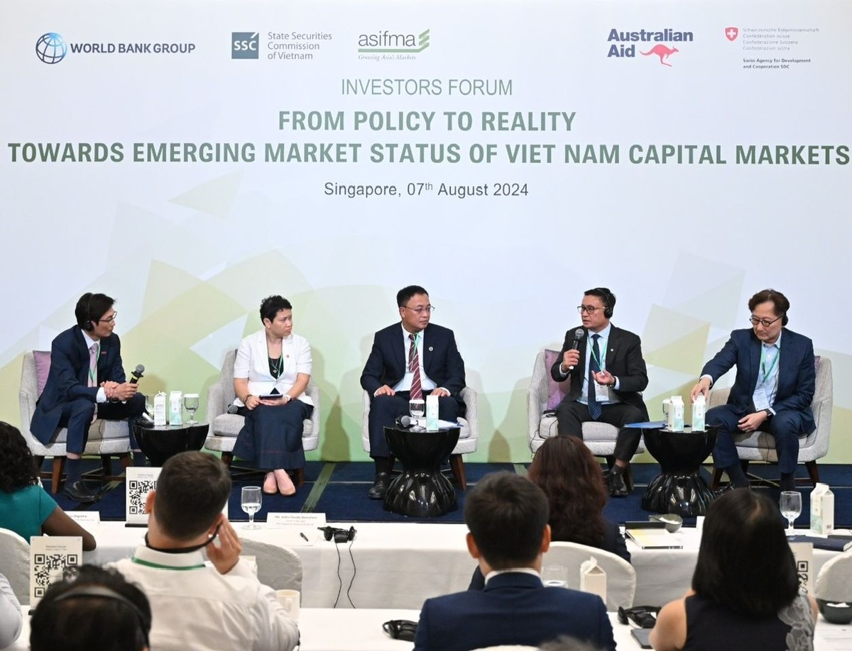 Ông Ketut Kusuma - Chuyên gia trưởng lĩnh vực tài chính, World Bank điều hành phiên thảo luận với sự tham gia của các diễn giả là bà Lê Thị Lệ Hằng - Giám đốc Chiến lược CTCK SSI; ông Bùi Hoàng Hải - Phó Chủ tịch UBCKNN; ông Nguyễn Sơn - Chủ tịch Hội đồng thành viên VSDC; ông Lyndon Chao - Giám đốc điều hành Bộ phận Chứng khoán và giao dịch, ASIFMA (theo thứ tự từ trái sang phải)