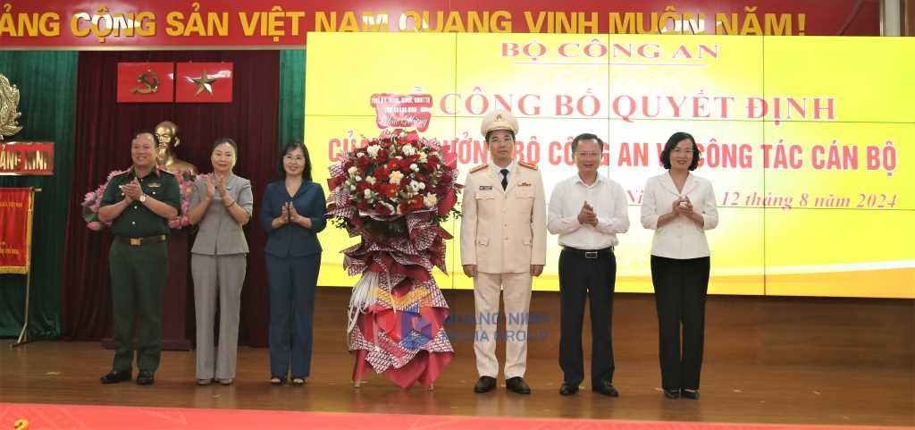 Lãnh đạo Tỉnh ủy, HĐND, UBND tỉnh Quảng Ninh tặng hoa chúc mừng Đại tá Trần Văn Phúc. Ảnh: Quang Ninh Media Group Lãnh đạo Tỉnh ủy, HĐND, UBND tỉnh Quảng Ninh tặng hoa chúc mừng Đại tá Trần Văn Phúc. Ảnh: Quang Ninh Media Group