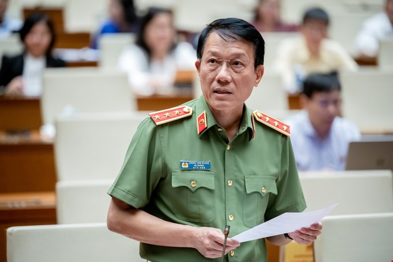 Bộ trưởng Bộ Công an Lương Tam Quang trả lời chất vấn.