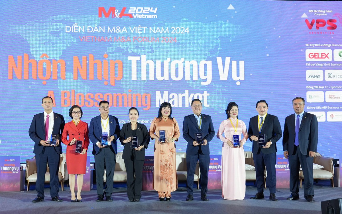 Ông Lê Trọng Minh, Tổng Biên tập Báo Đầu tư tặng kỷ niệm chương cho các diễn giả tham gia thảo luận trong phiên 2. Ảnh: Lê Toàn