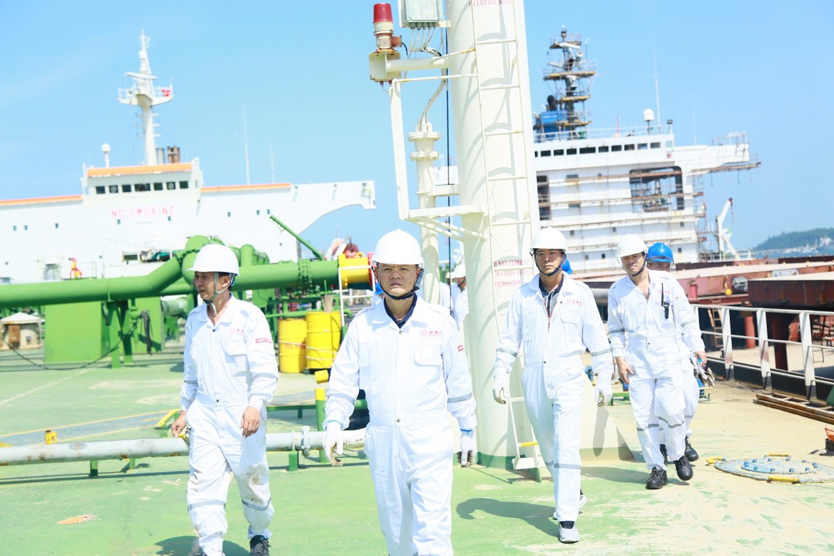 Ông Hoàng Đức Chính, CEO PVTrans Pacific trong chuyến đi khảo sát thực tế