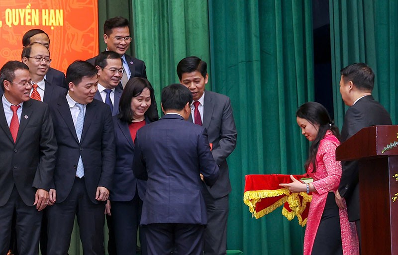 Ông Phạm Văn Hoành, Tổng Biên tập Báo Tài chính - Đầu tư nhận quyết định điều động, bổ nhiệm từ Bộ trưởng Bộ Tài chính Nguyễn Văn Thắng. Ảnh: Đức Thanh