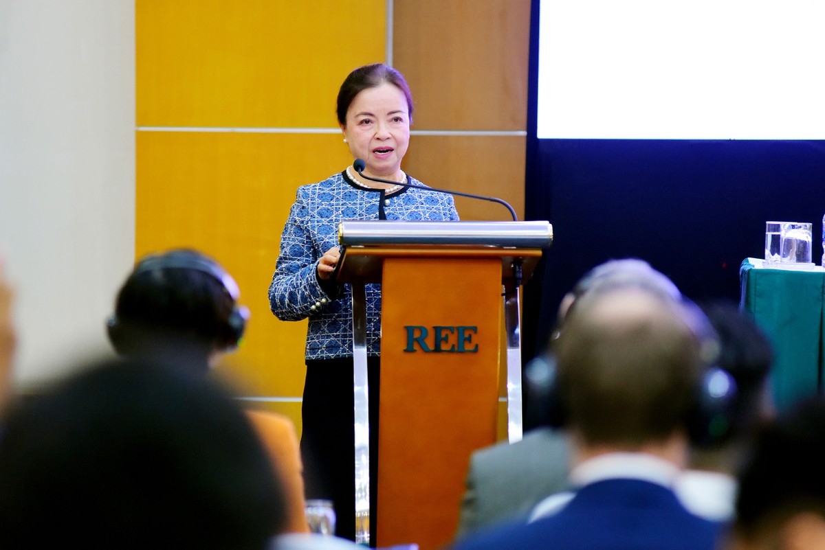 Bà Nguyễn Thị Mai Thanh, Tổng giám đốc REE báo cáo tại Đại hội. Bà Nguyễn Thị Mai Thanh, Tổng giám đốc REE báo cáo tại Đại hội.