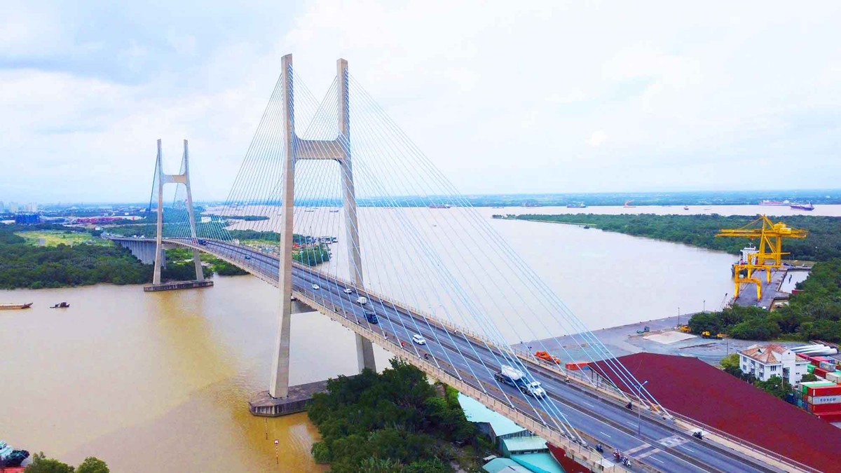 Cầu Phú Mỹ được hoàn thành vào năm 2009, là một trong những cây cầu hiện đại bắc qua sông Sài Gòn, kết nối Quận 2 với Quận 7. Với thiết kế độc đáo và kết cấu hiện đại, cầu Phú Mỹ không chỉ giảm tải giao thông cho các tuyến đường huyết mạch, mà còn tạo ra một điểm nhấn đặc biệt trong hệ thống hạ tầng giao thông của TP.HCM. Nhờ vào khả năng vận chuyển lớn và kết nối nhanh chóng, cầu Phú Mỹ đã góp phần thúc đẩy sự phát triển của khu vực phía Đông.