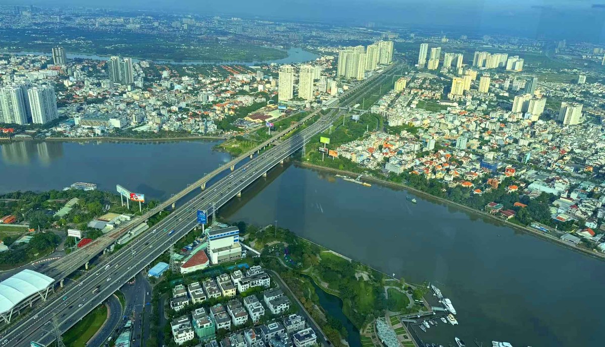 Cầu Sài Gòn - hệ thống kết nối huyết mạch của TP.HCM: Cầu Sài Gòn, bao gồm Cầu Sài Gòn 1 (hoàn thành năm 1968) và Cầu Sài Gòn 2 (khánh thành năm 2010), là một trong những công trình giao thông quan trọng nhất của TP.HCM. Với vai trò kết nối trung tâm thành phố với khu vực phía Đông, thành phố Thủ Đức. Nhờ vào thiết kế hiện đại và sự nâng cấp liên tục, Cầu Sài Gòn tiếp tục giữ vững vai trò là "cây cầu nối" chiến lược của hai Thành phố.