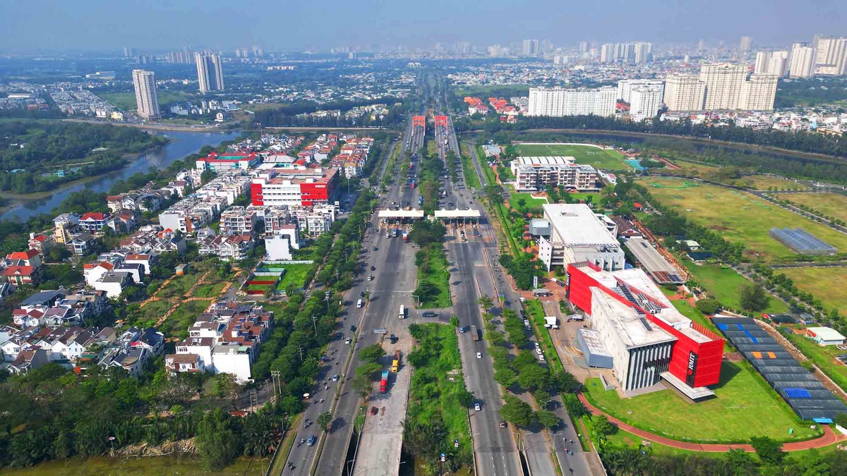 Đại lộ Nguyễn Văn Linh, một trong những tuyến đường huyết mạch của TP.HCM, được khởi công vào ngày 30 tháng 12 năm 1996 và chính thức hoàn thành vào ngày 30 tháng 12 năm 2007. Với tổng chiều dài gần 18 km, đại lộ này kết nối từ Quốc lộ 1 (huyện Bình Chánh) đến giao lộ Huỳnh Tấn Phát, bao gồm 10 cây cầu lớn, trong đó có các cầu Ông Lớn, Xóm Củi và Cần Giuộc.