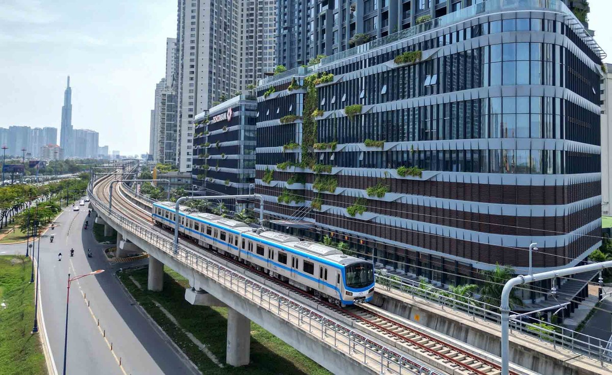 Tuyến Metro số 1 - Nhịp thở mới của giao thông xanh. Di chuyển như con thoi giữa lòng Thành phố, tuyến Metro số 1 không chỉ là công trình hạ tầng hiện đại, mà còn hướng đến một tương lai giao thông xanh – sạch – tiện lợi. Với hành trình kết nối từ trung tâm Bến Thành đến Suối Tiên, Metro mở ra hy vọng về một TP.HCM bớt khói bụi, thân thiện hơn với môi trường, và nhẹ nhàng hơn trong từng nhịp di chuyển thường ngày.