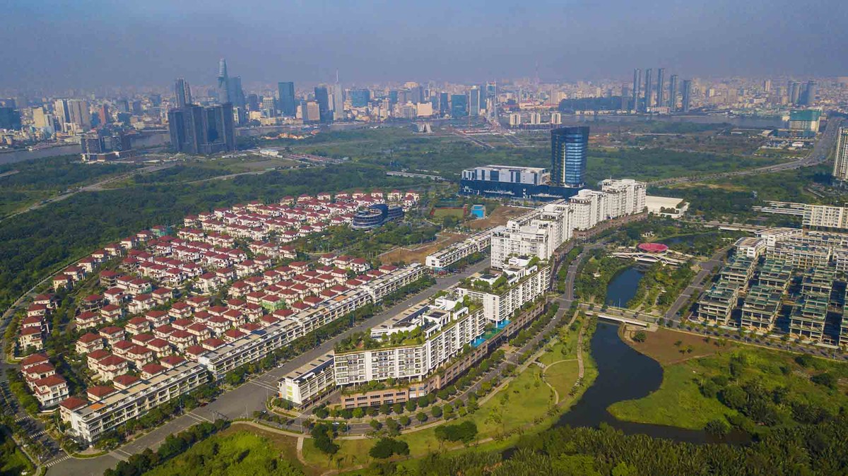 Thủ Thiêm - tâm điểm đầu tư, trung tâm tài chính tương lai: Với quy mô hơn 650 ha ngay bên bờ sông Sài Gòn, Thủ Thiêm được quy hoạch trở thành trung tâm tài chính - thương mại mang tầm quốc tế. Hạ tầng hiện đại, kết nối trực tiếp Quận 1, cùng sự hiện diện của nhiều tập đoàn lớn khiến nơi đây trở thành điểm đến hấp dẫn cho các nhà đầu tư.