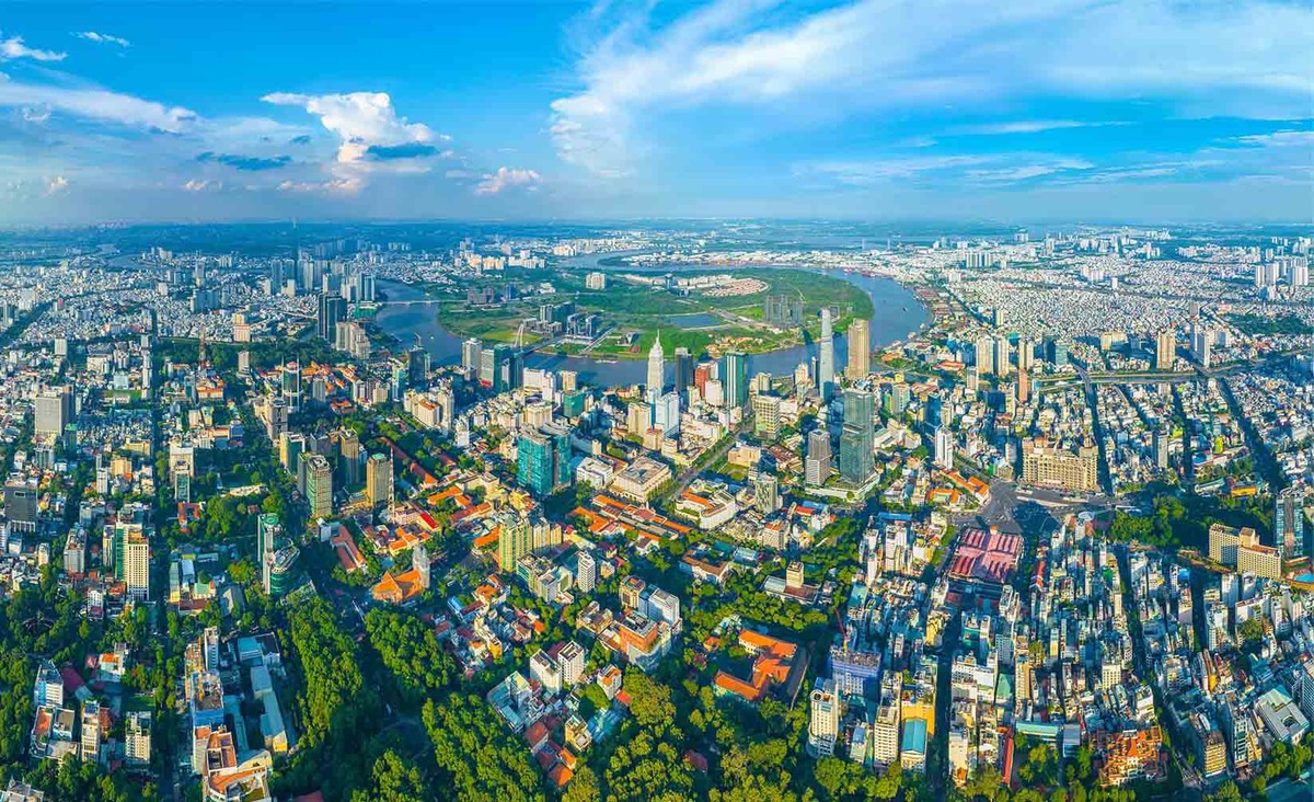 TP.HCM - tầm nhìn từ trên cao, nơi công nghệ hội tụ: Từ những góc nhìn trên cao, TP.HCM hiện lên như một đô thị sôi động, hiện đại và không ngừng chuyển mình. Không chỉ là trung tâm kinh tế năng động, thành phố đang thu hút nhiều tập đoàn công nghệ toàn cầu, đặc biệt trong lĩnh vực bán dẫn và chip điện tử. Với vị trí chiến lược, nguồn nhân lực dồi dào và môi trường đầu tư cởi mở, TP.HCM đang từng bước trở thành điểm đến mới của ngành công nghệ cao trong khu vực. Ảnh: Đồng Giang