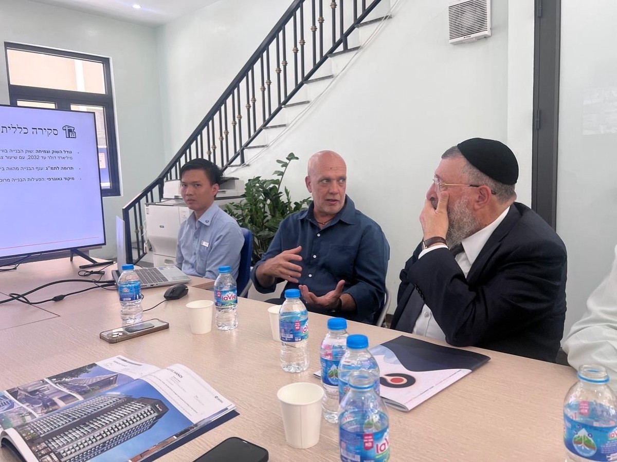 Bộ trưởng Yoav Ben Tzur làm việc tại Văn phòng CENTRAL.