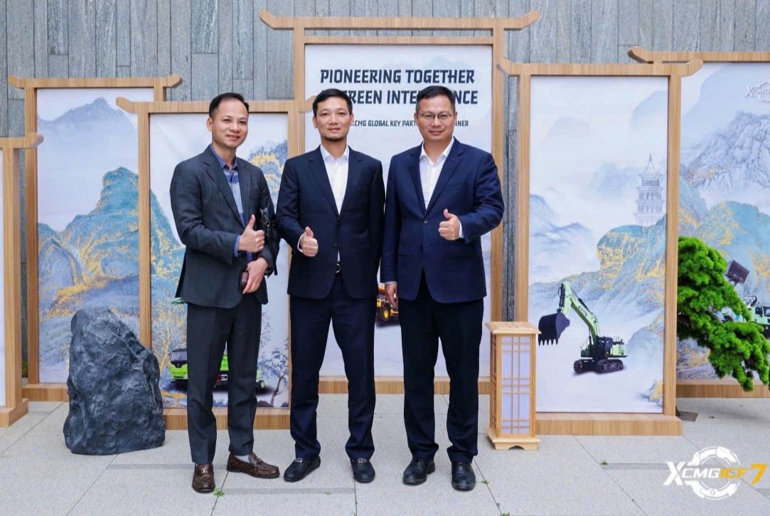 Ông Nguyễn Mạnh Hải (ở giữa) cùng lãnh đạo Tập đoàn 911 thăm và làm việc với lãnh đạo Tập đoàn XCMG tại Trung Quốc để thúc đẩy hợp tác giữa hai bên.