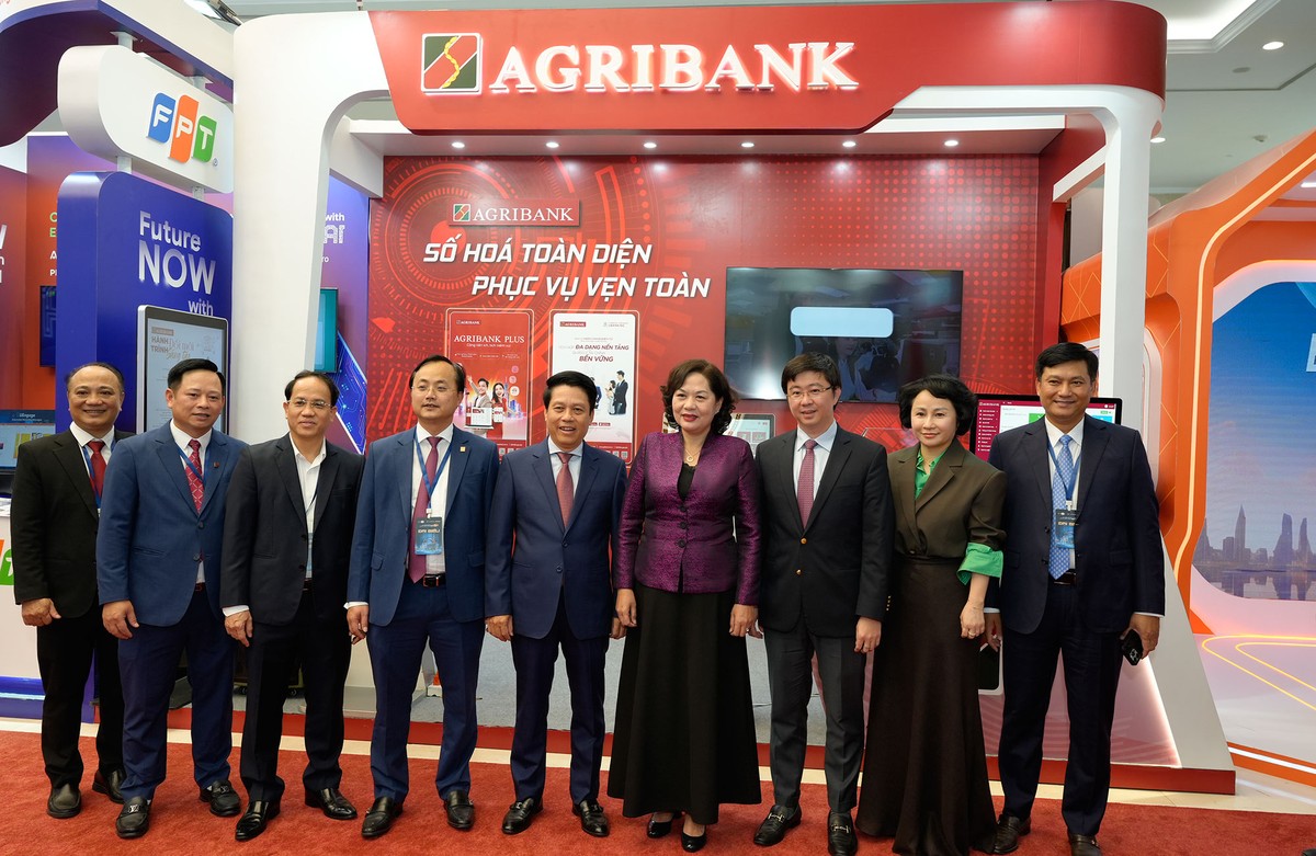 Lãnh đạo Ngân hàng Nhà nước thăm gian hàng của Agribank và chụp ảnh lưu niệm cùng lãnh đạo Ngân hàng tại Ngày chuyển đổi số ngành ngân hàng 2025