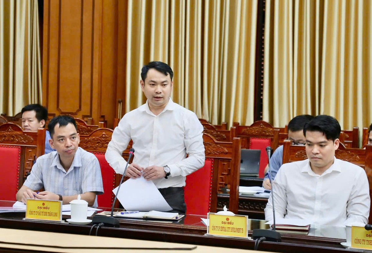 Ông Nguyễn Trường Thăng, Phó tổng giám đốc Dragongroup - chủ đầu tư dự án nhà ở xã hội phường Vũ Phúc phát biểu tại cuộc họp