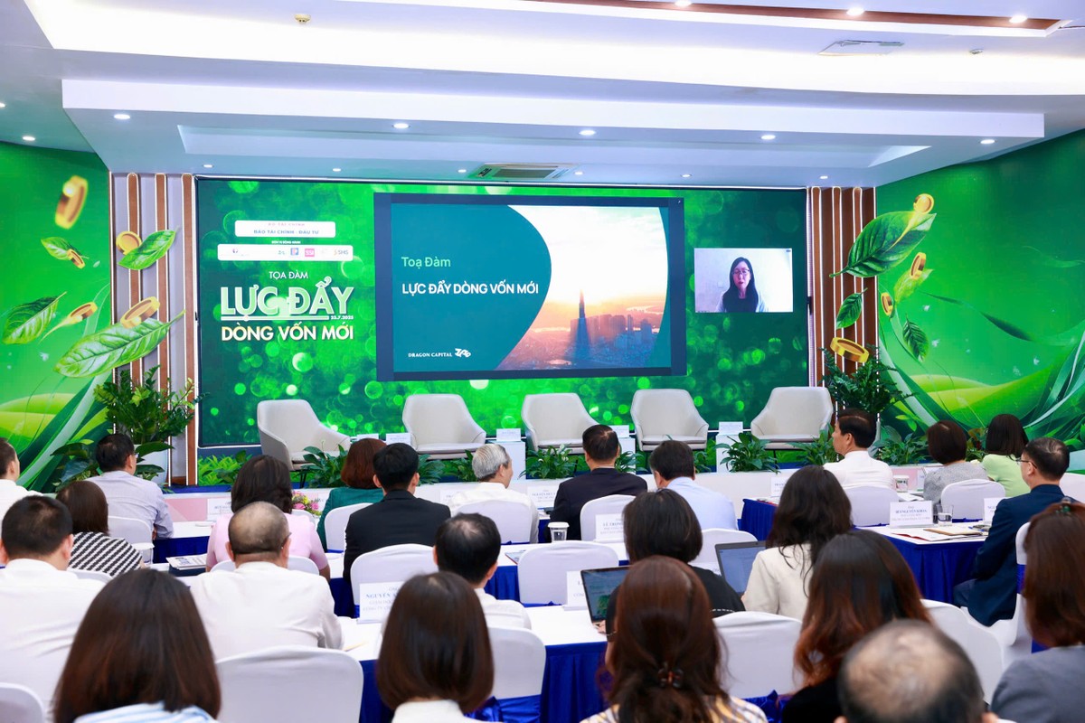Bà Đặng Nguyệt Minh, Giám đốc khối Nghiên cứu, Dragon Capital trình bày tham luận tại Toạ đàm bằng hình thức trực tuyến từ đầu cầu TP Hồ Chí Minh