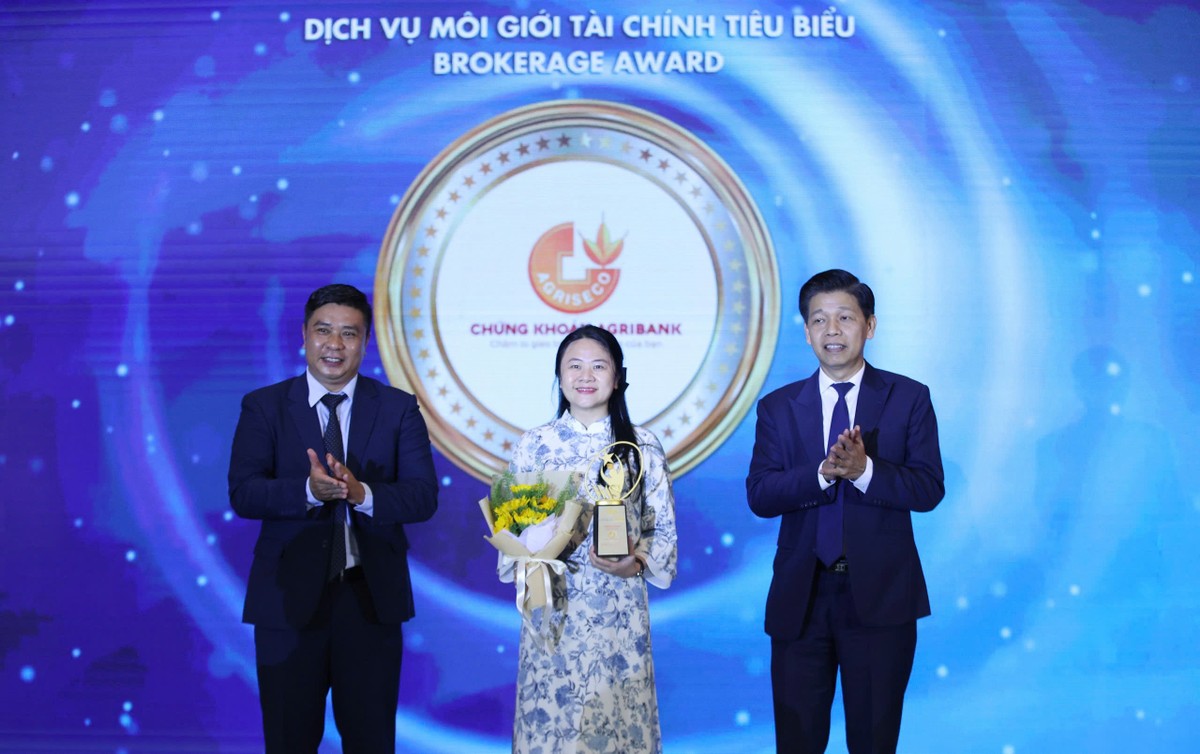 Đại diện Agriseco nhận giải “Dịch vụ môi giới tài chính tiêu biểu”. Ảnh: Dũng Minh