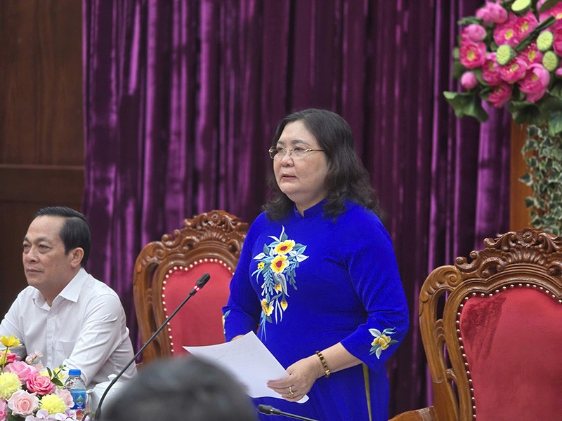 Bà Hồ Thị Hoàng Yến, Phó bí thư Thường trực Tỉnh ủy Vĩnh Long phát biểu tại họp báo.