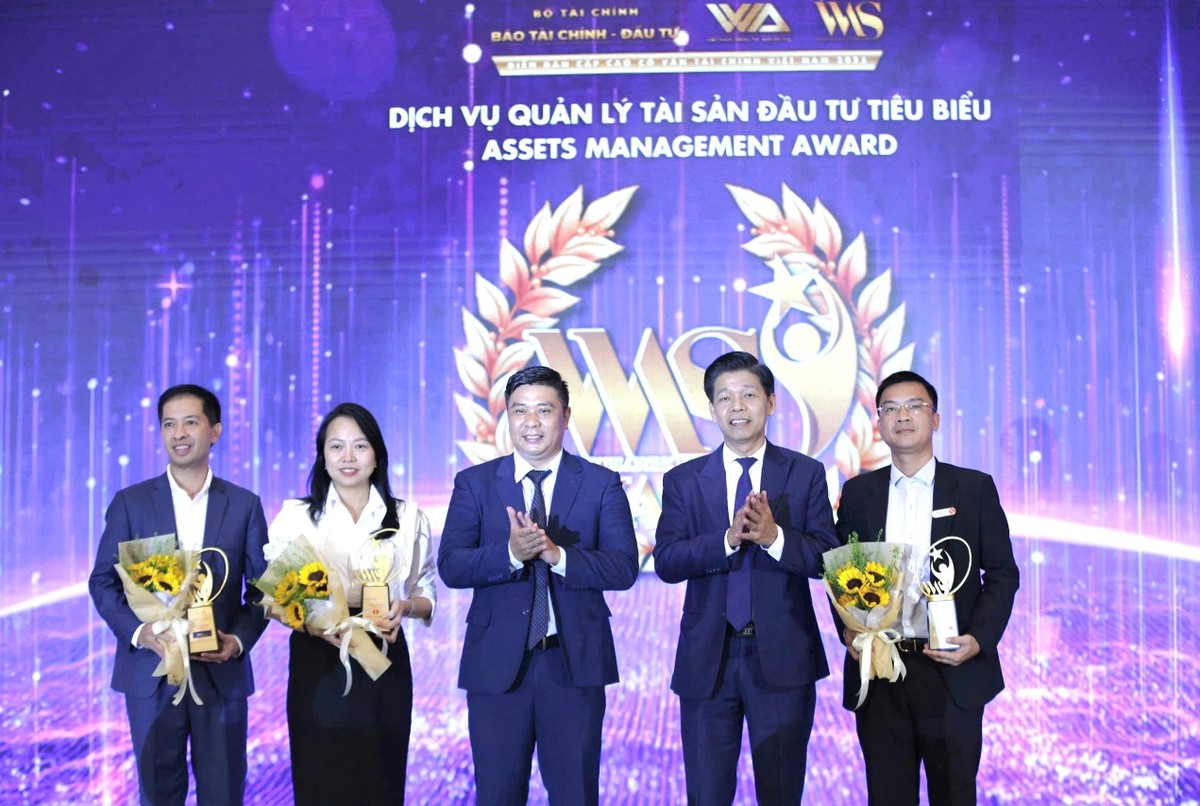 Các đơn vị được vinh danh Dịch vụ Quản lý tài sản đầu tư tiêu biểu gồm: CTCP Quản lý quỹ Kỹ Thương, CTCP Quản lý quỹ Thiên Việt, CTCP Quản lý quỹ Rồng Việt.