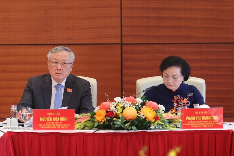 Phó Thủ tướng Thường trực Chính phủ Nguyễn Hòa Bình và Bộ trưởng Bộ Nội vụ Phạm Thị Thanh Trà thảo luận tại tổ về các văn kiện Đại hội và dự thảo các văn kiện trình Đại hội XIV của Đảng - Ảnh: VGP/Nhật Bắc Phó Thủ tướng Thường trực Chính phủ Nguyễn Hòa Bình và Bộ trưởng Bộ Nội vụ Phạm Thị Thanh Trà thảo luận tại tổ về các văn kiện Đại hội và dự thảo các văn kiện trình Đại hội XIV của Đảng - Ảnh: VGP/Nhật Bắc