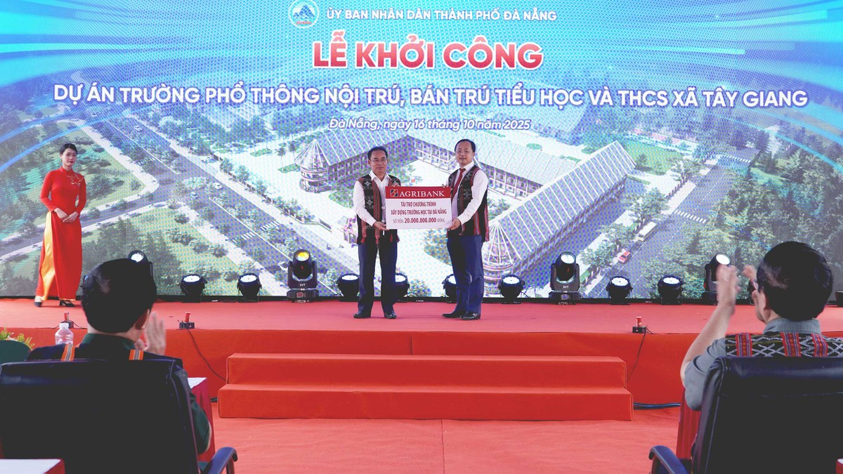 Ông Tô Huy Vũ, Bí thư Đảng ủy, Chủ tịch Hội đồng Thành viên Agribank (bên phải) trao biểu trưng tài trợ chương trình xây dựng trường học tại Đà Nẵng