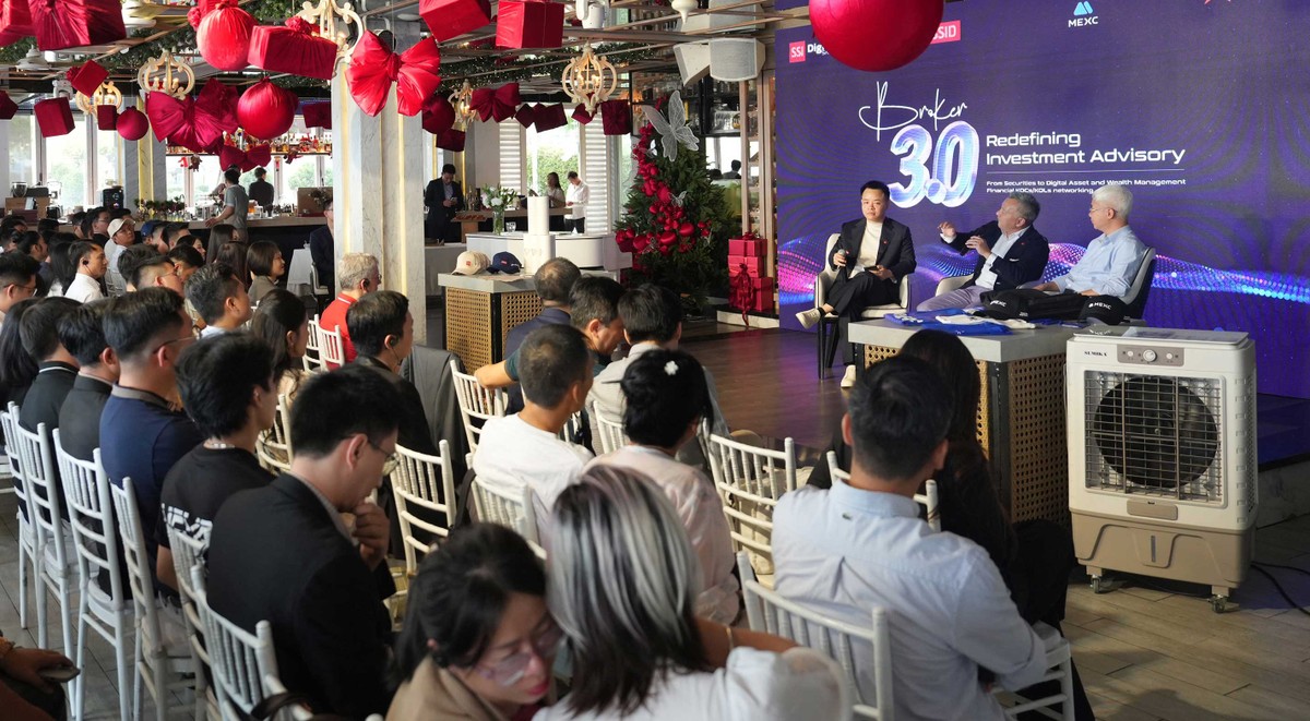 Các chuyên gia chia sẻ tại sự kiện.