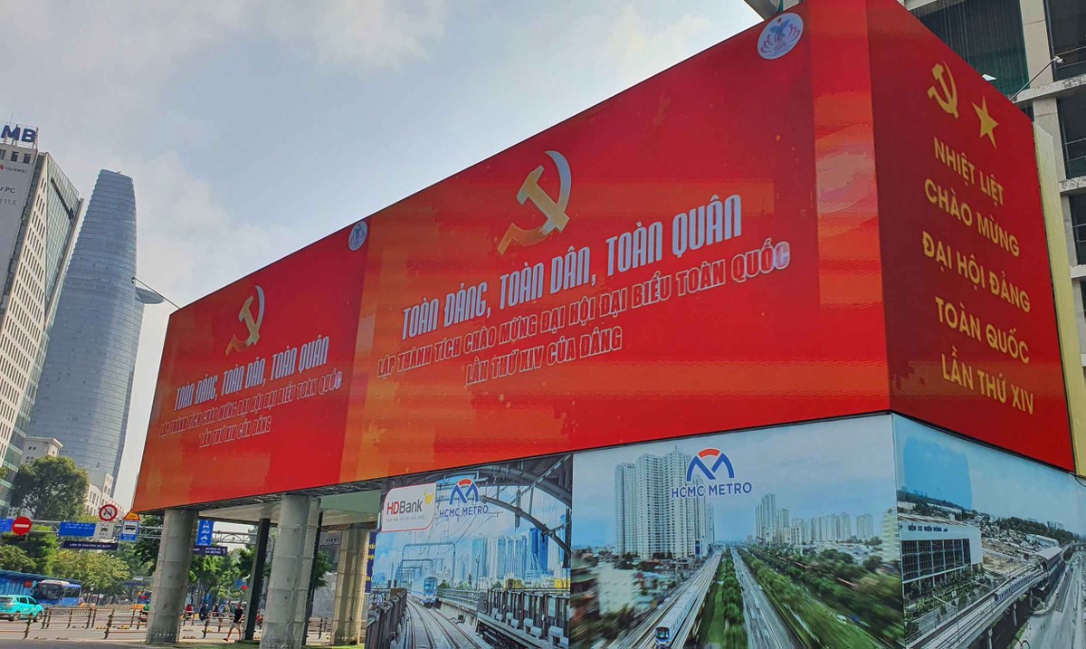 Khu vực trước chợ Bến Thành, các màn hình LED được bố trí ở vị trí cao, dễ quan sát từ nhiều hướng giao thông, truyền tải thông điệp ngắn gọn, rõ nét.