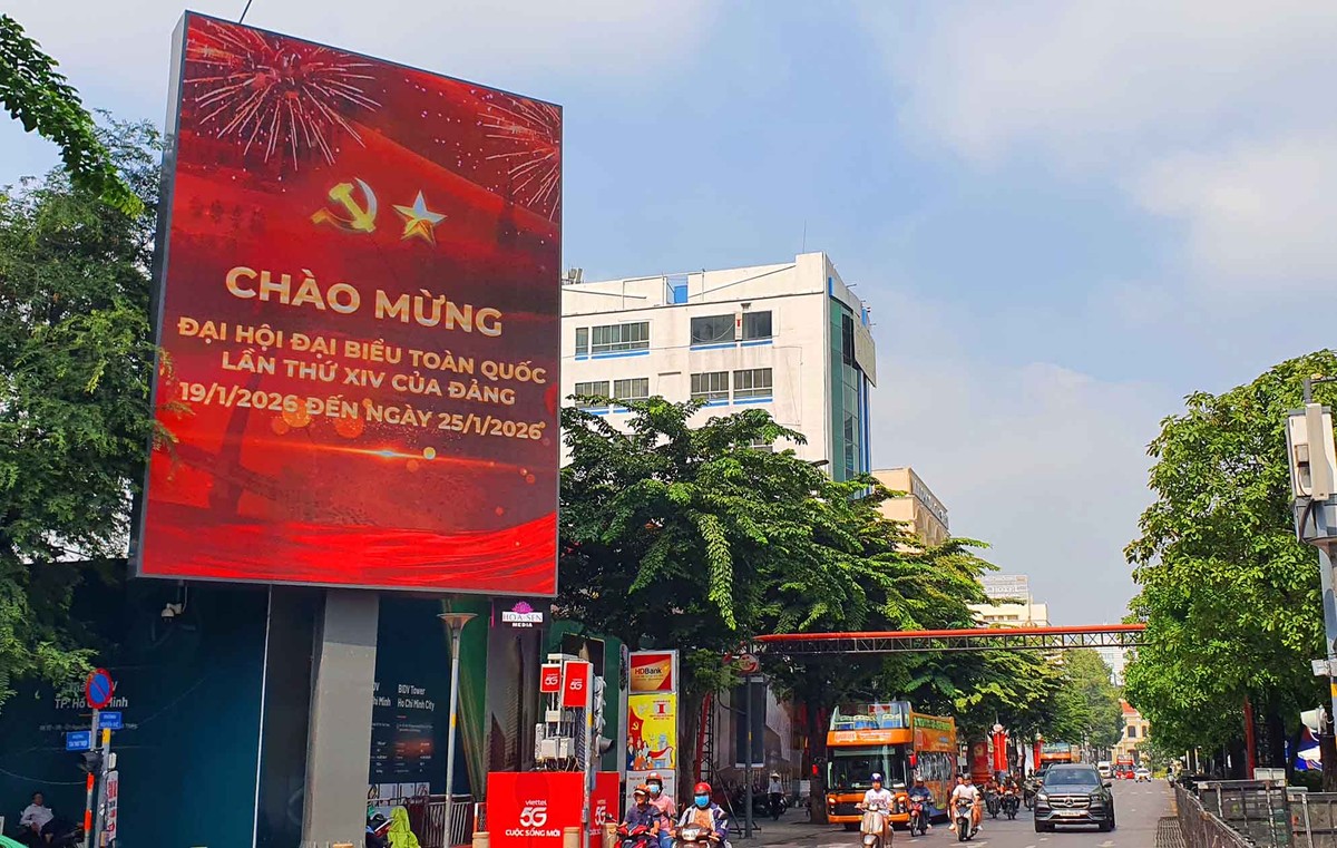 Đường Nguyễn Huệ ngày cuối tuần, rực sáng sắc đỏ khi các màn hình LED đồng loạt hiển thị thông điệp chào mừng Đại hội Đảng, thu hút sự chú ý của người dân và du khách.